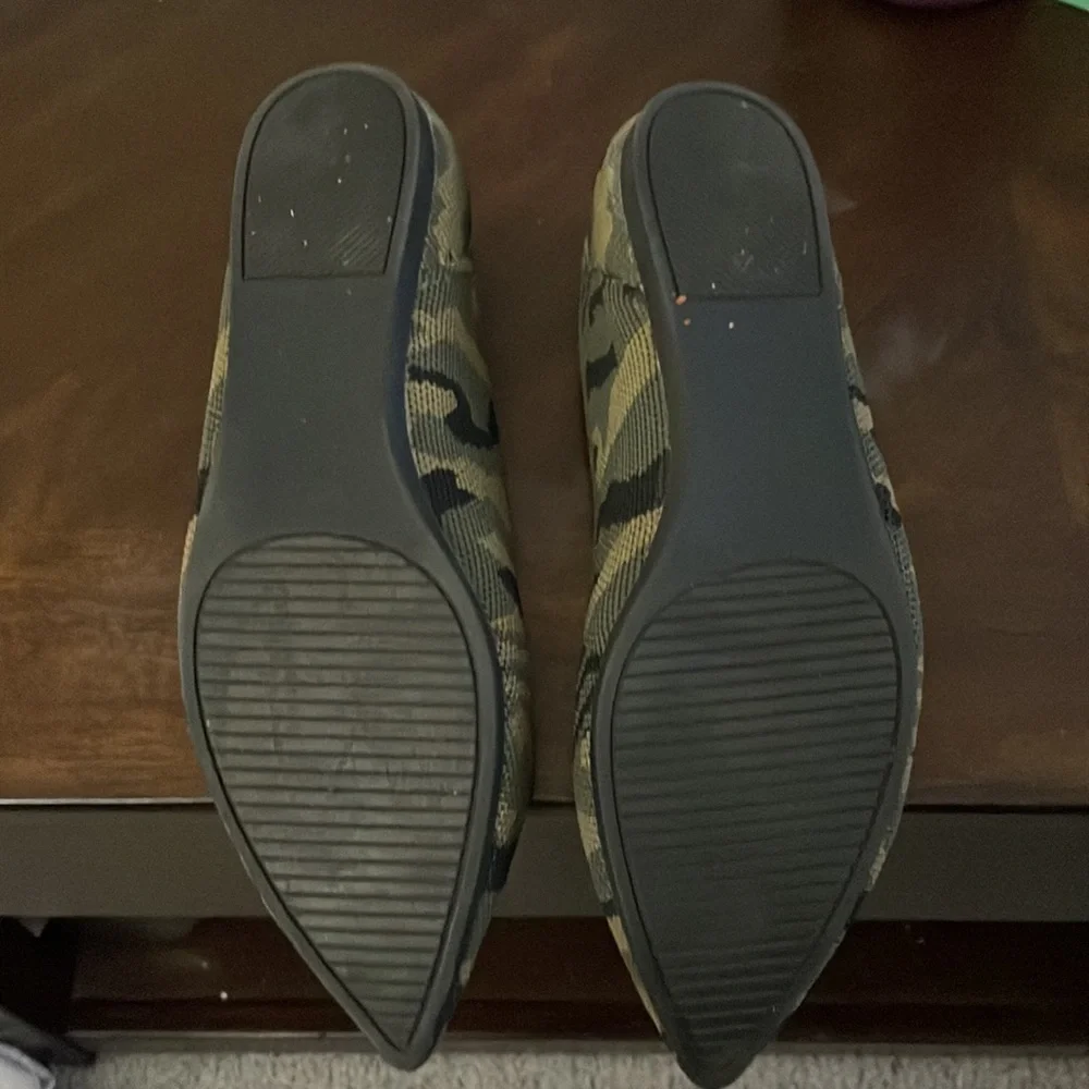 Steve Madden Rosy Camo flats - Picture 2 of 2